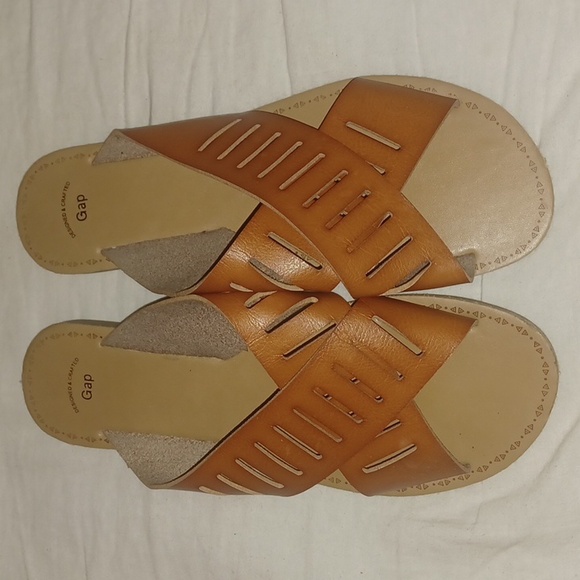 The gap slides - Picture 2 of 2